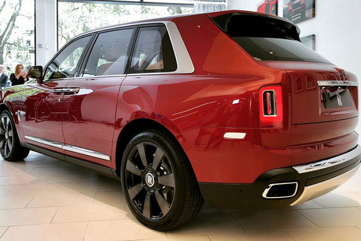 Kích thước cơ bản của Rolls-Royce Cullinan bao gồm chiều dài tổng thể 5.341 mm, rộng 2.164 mm, cao 1.835 mm và chiều dài cơ sở 3.295 mm và nặng đến 2.660 kg. Trang bị an toàn gồm: hệ thống nhìn đêm với tính năng phát hiện thú vật hoặc người đi bộ băng qua đường, cảnh báo người lái mất tập trung, 4 camera cho tầm nhìn bao quanh xe,...