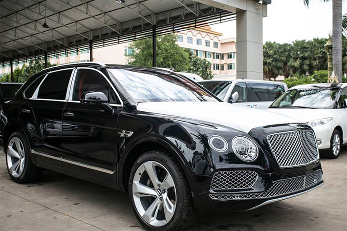 Kể từ khi ra mắt vào năm 2016 cho đến nay, SUV siêu sang Bentley Bentayga đã có khá nhiều phiên bản được giới thiệu. Hiện tại, giới nhà giàu tại Việt Nam đang sở hữu tới hơn 20 chiếc Bentayga với 2 phiên bản chính là tiêu chuẩn sử dụng động cơ W12 và bản giới hạn First Edition với chỉ có 608 chiếc được sản xuất.