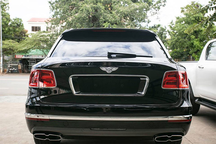 Các chi tiết ngoại thất của SUV siêu sang Bentley Bentayga V8 mới có thiết kế không khác gì so với mẫu Bentayga phiên bản W12 trừ ống xả.