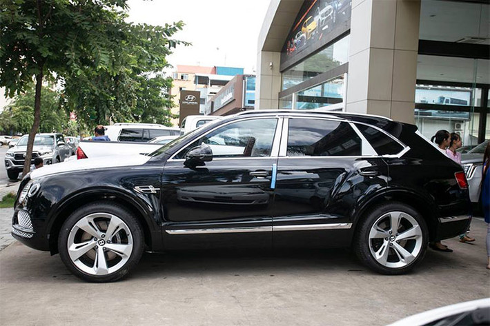 Chính vì thế, sự xuất hiện của chiếc chiếc xe Bentayga phiên bản mới sử dụng khối động cơ V8 đầy mạnh mẽ đầu tiên chính thức có mặt tại Campuchia đã khiến giới nhà giàu Việt không khỏi "phát thèm".