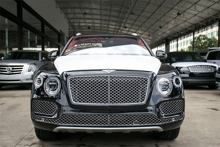 Bentayga sử dụng động cơ V8 đầu tiên có mặt tại xứ sở chùa tháp mang màu sơn đen bóng với điểm nhấn là các chi tiết như lưới tản nhiệt, bộ mâm cỡ lớn hay các thanh nẹp ở ngoại thất được mạ crôm sáng loáng.