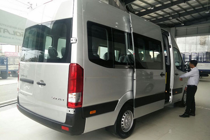 Mức giá xe Hyundai Solati do THACO phân phối ở mức 1,2 tỷ đồng. Tuy nhiên hiện nay khi Hyundai Thành Công đã phụ trách việc lắp ráp và sản xuất xe ngay tại Việt Nam thì Hyundai Solati dự kiến sẽ có mức giá mềm hơn, tăng khả năng cạnh tranh với Transit ở phân khúc minibus.