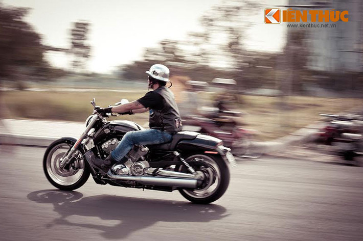 Được xem là mẫu xe mạnh nhất trong phân khúc Cruise của Harley nhưng V-Rod Muscle “đề pa” khá nhẹ nhàng nhưng lại rất mạnh, bốc khiến bạn phải bất ngờ.