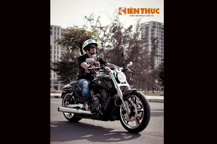 Một khi đã thuần hóa được V-Rod Muscle, bạn sẽ “nghiện” nó mỗi khi cảm nhận cái thú đam mê khi cầm lái một chiếc môtô chu du trên khắp các cung đường.