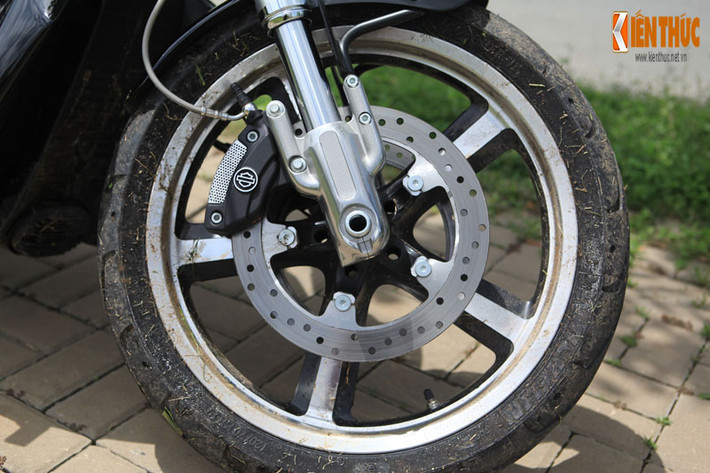 Xe được nhà sản xuất trang bị hệ thống phanh ABS như là một tiêu chuẩn cho những mẫu xe mới hiện đại.