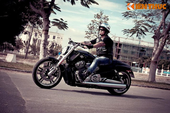 Không khó để nhận ra Harley-Davidson V-Rod Muscle 2014 trước đám đông bởi chiếc xe sở hữu kiểu dáng khác biệt với ống xả lớn mạ crôm, lốp sau to bản và bộ lưới tản nhiệt với thiết kế độc đáo.