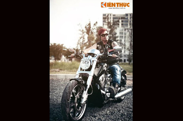VRSC viết tắt từ cụm từ V-Twin Racing Street Custom. Mẫu xe này được ra mắt lần đầu năm 2001 cùng với thành viên V-Rod. Sau đó, thêm Night Rod Special. V-Rod Muscle được phát triển như một anh chàng “trẻ trung, đẹp trai”, tốc độ…