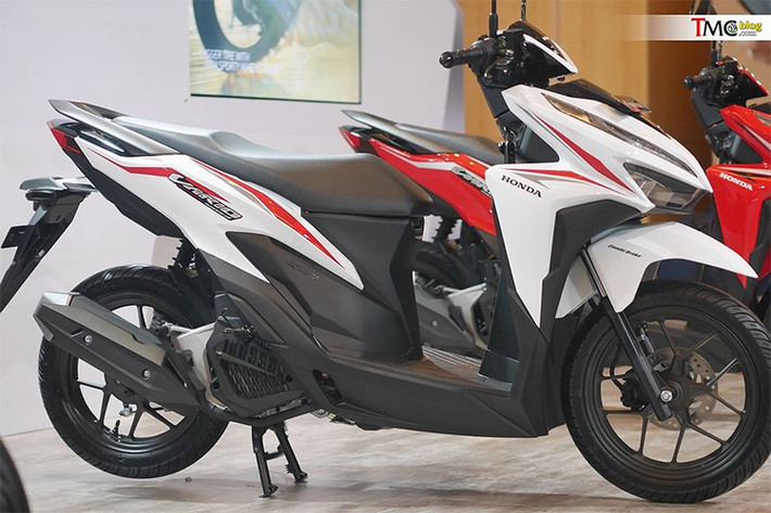 Trên phiên bản 2018 này, Vario 150 mới vẫn sở hữu kích thước tổng thể không thay đổi so với trước. Cụ thể dài, rộng, cao là; 1.919 mm dài x 679 mm rộng x 1.062 mm cao. Honda Vario 150 2018 có chiều dài cơ sở 1.280 mm, khoảng sáng gầm 132 mm và chiều cao yên 769 mm.