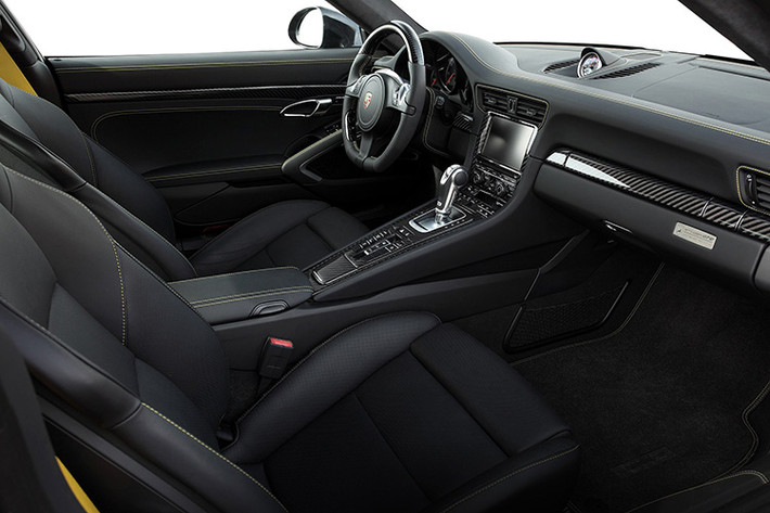 Nội thất xe cũng được thiết kế với đúng cái như cái tên Stinger GTR Black mà Top Car đã đặt.