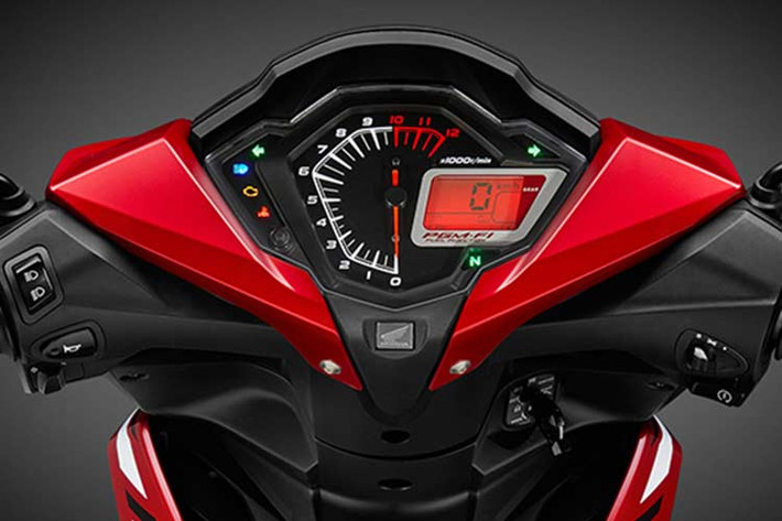 Về mặt thiết kế, Honda Winner 150 mới vẫn sở hữu những chi tiết không thay đổi nhiề so với bản cũ, bao gồm khung xe và vỏ xe được cấu tạo 3 chiều, đèn pha dạng LED 2 tầng, đồng hồ đo vòng tua máy dạng analog cùng màn hình LCD thể hiện các thông số như tốc độ, cấp số và mức tiêu hao nhiên liệu.