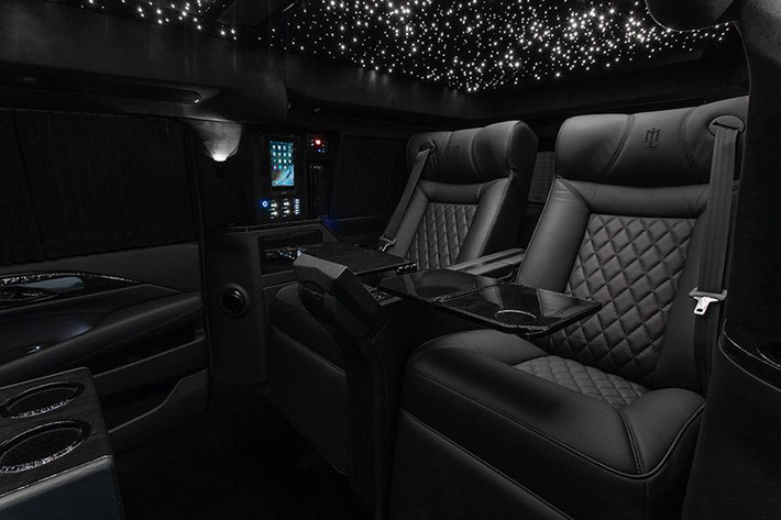 Cụ thể, khoang lái và khoang hành khách của chiếc SUV được thiết kế tách biệt, với vách ngăn là một chiếc Smart TV màn hình cong 48 inch để họp qua video cũng như phục vụ nhu cầu giải trí. Khoang hành khách có 4 ghế ngồi được bố trí quay vào nhau, trong đó hàng ghế cuối là hàng ghế chính.