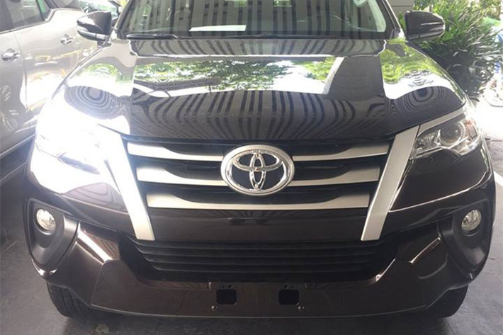 Động cơ của Toyota Fortuner phiên bản 2.8L sử dụng hộp số tự động (động cơ dầu, 2 cầu) loại 4 xy-lanh thẳng hàng, dung tích 2.8L, cho công suất 174 mã lực và mô-men xoắn 450 Nm, tốc độ tối đa 180 km/h.