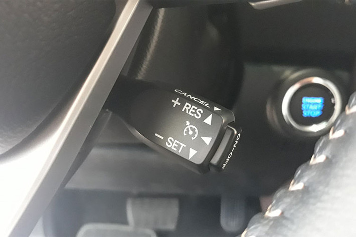 Khan hàng và nhu cầu mua xe tăng cao đã khiến Toyota Fortuner 2018 luôn bị đại lý làm giá hoặc khách hàng phải chịu gắn thêm phụ kiện lên đến cả trăm triệu đồng. Khách hàng phải chọn mua gói phụ kiện đi kèm để được giao xe sớm, nếu không vẫn cứ tiếp tục chờ vô thời hạn.