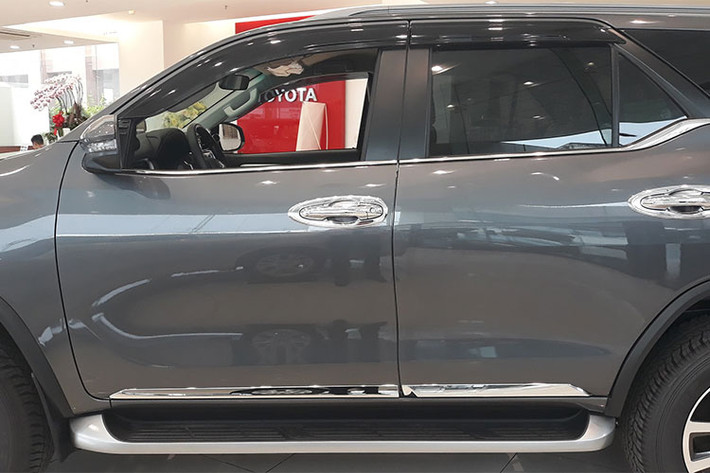 Nhiều khách hàng cho biết giá phụ kiện Toyota Fortuner 2018 cao hơn gấp 2,3 lần giá thị trường mặc dù đây không phải hàng chính hãng của Toyota Việt Nam. Cụ thể, chiếc camera hành trình Pioneer ND-DVR100 có giá ngoài là 4,4 triệu nhưng trong báo giá của đại lý lên tới 8,4 triệu đồng. Tương tự, loa sub điện Pioneer được báo giá hơn 10,1 triệu đồng, cao hơn nhiều khi mua ngoài, chế độ bảo hành vẫn tương tự.