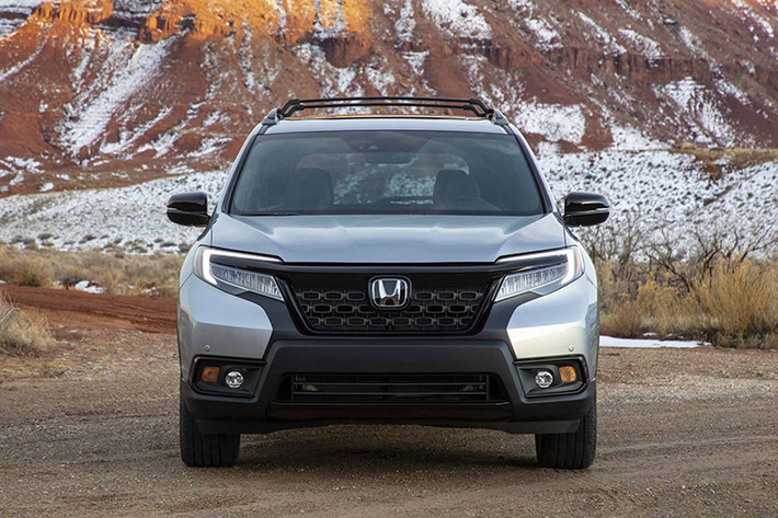 Các điểm nổi bật khác trên phiên bản Honda Passport Sport 2020 sẽ bao gồm: khởi động bằng nút bấm, camera chiếu hậu đa góc và hàng ghế sau gập tỷ lệ 60/40, và có thể gập xuống chỉ bằng cách nhấn nút,...