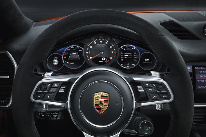 Các trang bị tính năng cao cấp và công nghệ hỗ trợ lái xe không có sự khác biệt so với Porsche Cayenne SUV. Xe được trang bị cụm đồng hồ lái màn hình kép 7 inch nhiều chế độ hiển thị, màn hình cảm ứng trung tâm kích thước 12,3 inch, các cụm phím điều khiển cảm ứng thay cho phím bấm vật lý, đèn viền nội thất sang trọng, âm thanh cao cấp Burmester, các dịch vụ kết nối trực tuyến..