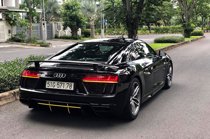 Sợi carbon được gia cố ở những điểm quan trọng để tăng độ cứng. Kết quả là bộ khung mới cứng hơn 40% nhưng giảm trọng lượng 15% so với phiên bản cũ. Xe được trang bị bộ mâm kích thước 20 inch 5 chấu kép.