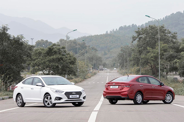 Vừa qua, Hyundai Thành Công đã ra mắt mẫu xe Accent 2018 với trang bị hiện đại và giá bán rất cạnh tranh so với các đối thủ. Chính giá bán khiến mẫu xe này có nhiều lợi thế trong phân khúc sedan hạng B. Trong đó, 2 phiên bản 1.4MT có giá 425 triệu đồng được trang bị tính năng an toàn và công nghệ khá nhiều so với các mẫu xe khác cùng phân khúc.