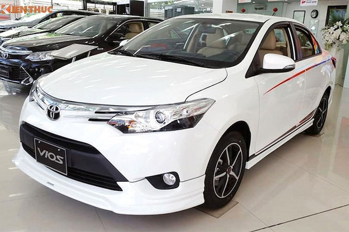 Xe được trang bị động cơ 1.5L đi kèm hộp số sàn 5 cấp, với mức tiêu hao nhiên liệu khoảng 6L/100 km hỗn hợp. Ngoài ra, nội thất mẫu xe này chỉ được trang bị ghế nỉ, ghế chỉnh cơ, điều hòa cơ, 2 túi khí. Khách hàng mua Toyota Vios 1.5E số sàn trong tháng 4/2018 sẽ được giảm 15 triệu đồng tiền mặt, giá thực tế chỉ còn 498 triệu đồng.