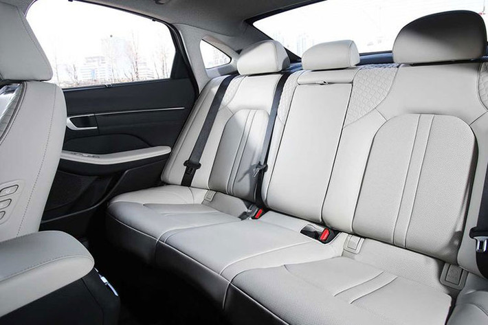 Về không gian dành cho hành khách phía sau, Hyundai Sonata 2020 sẽ không khiến người mua thất vọng, hàng ghế sau của xe có chỗ để chân và đầu gối rộng rãi, khoảng không trên đầu cũng đủ cho những người lớn có kích thước thông thường, bệ tì tay ở giữa có 2 khay đựng cốc, tay nắm cửa mạ crôm sang trọng phù hợp với dáng vẻ bên ngoài.