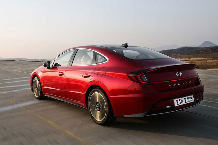 Theo đánh giá từ trang Motor1 - nhìn chung, so với các đối thủ cùng phân khúc như Mazda6 và Toyota Camry, Hyundai Sonata 2020 vô cùng tự tin ở mọi mặt: từ kiểu dáng tươi mới, sang trọng cho đến nội thất cao cấp đầy công nghệ hiện đại và dải động cơ phù hợp với nhiều nhóm khách hàng.
