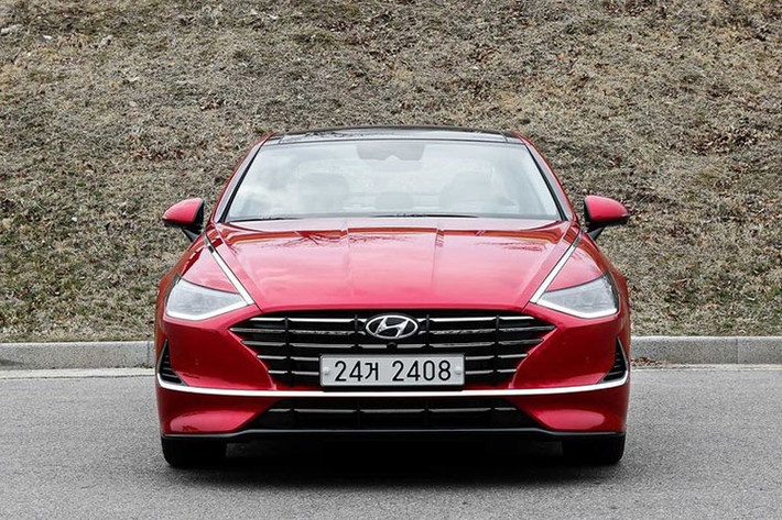 Những đặc điểm ngoại thất ấn tượng khác của Sonata 2020 phiên bản mới này gồm có lưới tản nhiệt Cascading Grille mới và cụm đèn pha độc đáo, kết hợp cùng dải đèn ngày LED - lấy cảm hứng từ mẫu HDC-2 concept - tích hợp vào dải crôm chạy dọc theo nắp ca-pô.