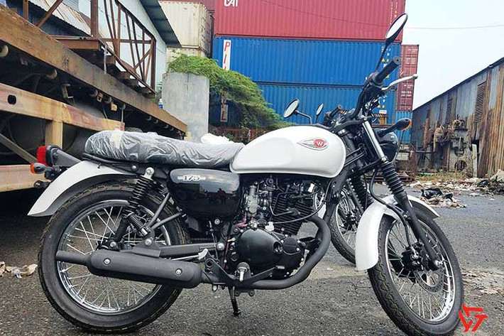 Mẫu xe môtô cỡ nhỏ Kawasaki W175 sở hữu thiết kế đậm chất hoài cổ với thiết kế đặc trưng của các mẫu xe thập niên 70, 80. Phần bình xăng có kiểu dáng hình giọt nước được nối liền với yên xe, tay lái và gác chân ở vị trí cao tạo cảm giác thoải mái trong khi lái.