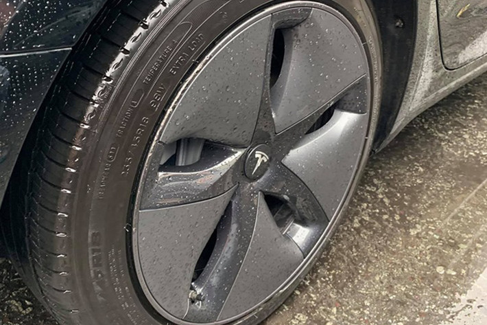 Đuôi xe cũng có thiết kế không có quá nhiều khác biệt so với những "người anh em" nhà Tesla trược đó. Do là mẫu chạy điện, Tesla Model 3 mới không có ống xả. Xe sở hữu bộ vành hợp kim 18 inch tiêu chuẩn và 19 inch tùy chọn. Hệ thống treo của Tesla Model 3 bao gồm loại xương đòn kép phía trước và đa liên kết sau.