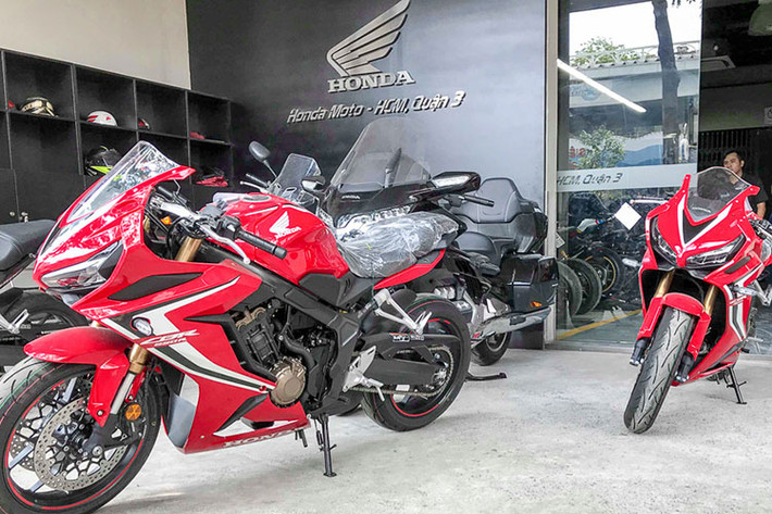 Được ra mắt lần đầu tiên năm 2014, mẫu xe môtô Honda CBR650R được xem là người thay thế hòa hảo cho CBR650F với kiểu dáng thể thao, cá tính hơn cùng nhiều cải tiến về trang bị. được lấy cảm hứng thiết kế từ người anh em cùng nhà siêu môtô Fireblade CBR1000RR.