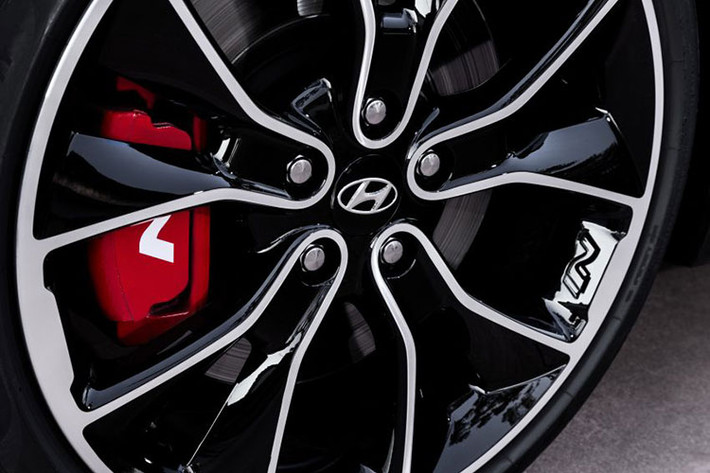 Tiếp đến là bậc cửa màu đen và logo N ở gần bánh sau. Phần đuôi cao của Hyundai i30 Fastback N được tích hợp cánh gió ở trên cùng trong khi cản sau đi kèm bộ khuếch tán và 2 ống xả. Riêng cánh gió sau của Hyundai i30 Fastback N được trang trí bằng đường màu đen ở mặt dưới.