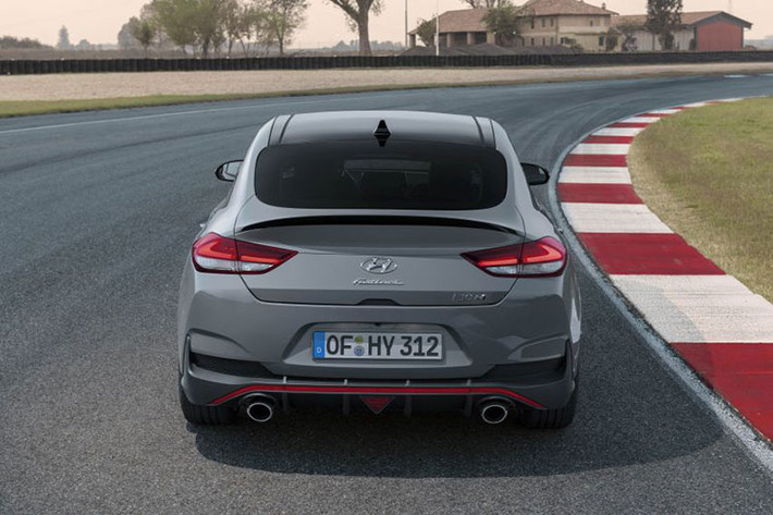 Chưa hết, Hyundai i30 Fastback N 2019 mới còn sở hữu thiết kế thể thao hơn cho xứng với thương hiệu con N. Đầu tiên phải kể đến lưới tản nhiệt và cản trước/sau N dành riêng cho mẫu xe này. Trong đó, cản trước và sau đi kèm đường kẻ màu đỏ làm điểm nhấn.