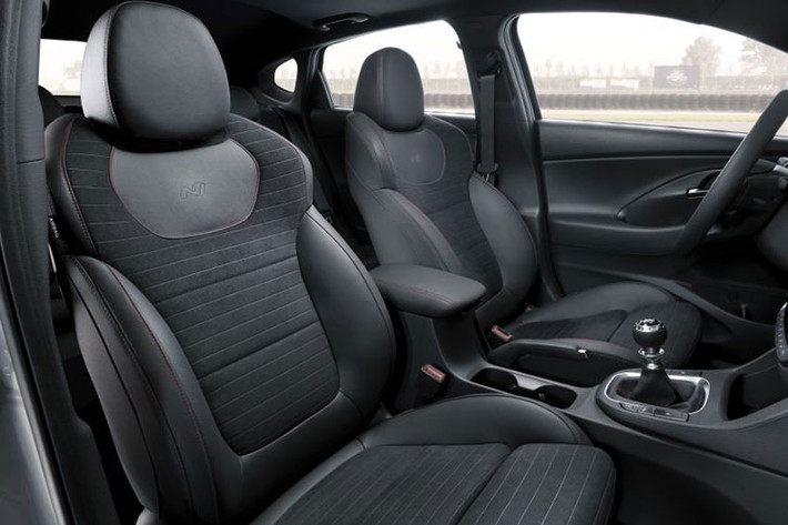 Tương tự người anh em i30 N Hatchback, Hyundai i30 Fastback N cũng có 2 mức sức mạnh dù chỉ dùng 1 động cơ xăng 4 xi-lanh, tăng áp, dung tích 2.0 lít, kết hợp với hộp số sàn 6 cấp. Cụ thể, động cơ tạo ra công suất tối đa 250 mã lực hoặc 275 mã lực nếu có thêm gói Performance Package. Dù công suất bao nhiêu thì mô-men xoắn cực đại của xe vẫn là 353 mã lực và tốc độ tối đa 250 km/h.
