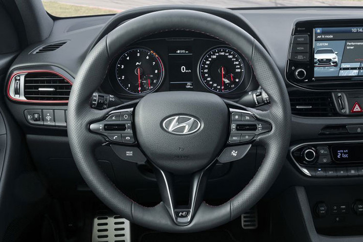 Đằng sau ghế trước, Hyundai i30 Fastback N cung cấp không gian rộng hơn i30 N Hatchback với khoang hành lý 450 lít. Nếu hàng ghế sau gập xuống, con số này còn tăng lên mức 1.351 lít. Hyundai cũng đã cung cấp 2 tùy chọn hệ thống thông tin giải trí trong i30 Fastback N 2019. Hệ thống đầu tiên đi kèm màn hình cảm ứng điện dung LCD 8 inch, camera lùi và kết nối Bluetooth.