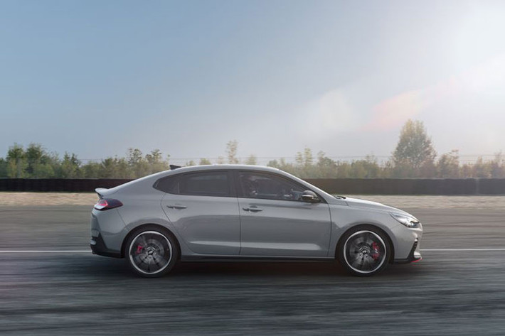 Mẫu xe Hyundai i30 Fastback N mới này thực chất được phát triển dựa trên mẫu coupe 5 cửa i30 Fastback nằm trong phân khúc C tại thị trường châu Âu. Ngoài ra, đây còn là phiên bản mang kiểu dáng fastback của Hyundai i30 N Hatchback hiện đã bán trên thị trường.