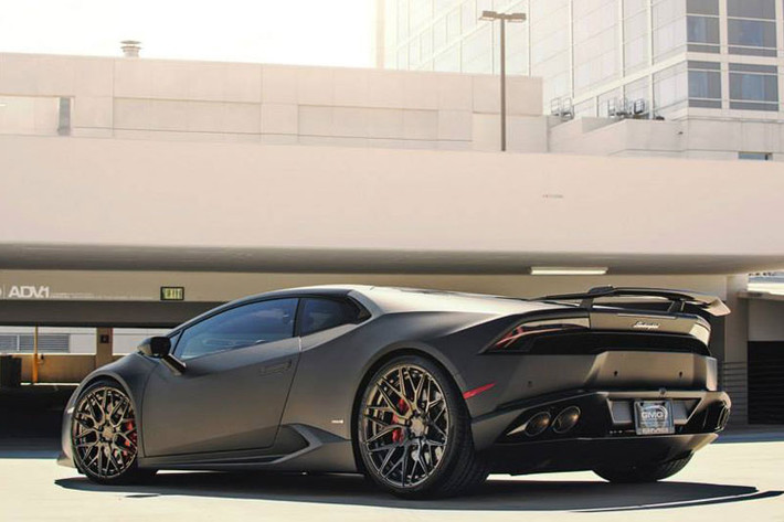 Bản độ Lamborghini Huracan “all matte black” cũng vậy, nó siêu chất từ hãng độ ADV.1 Wheels
