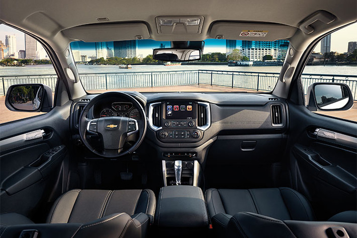 Ở bên trong, toàn bộ bảng táp-lô của Trailblazer cũng đã được Chevrolet thiết kế lại với hình dáng khỏe khoắn hơn và tăng tính công thái học đối với người lái. Thiết kế nội thất của xe đã được "bê nguyên" từ Colorado, với điểm khác biệt là Trailblazer có tới 7 chỗ ngồi thay vì 5 chỗ. Xe được trang bị hệ thống thông tin giải trí My Link thế hệ mới, hỗ trợ kết nối smartphone Apple CarPlay và Android Auto.