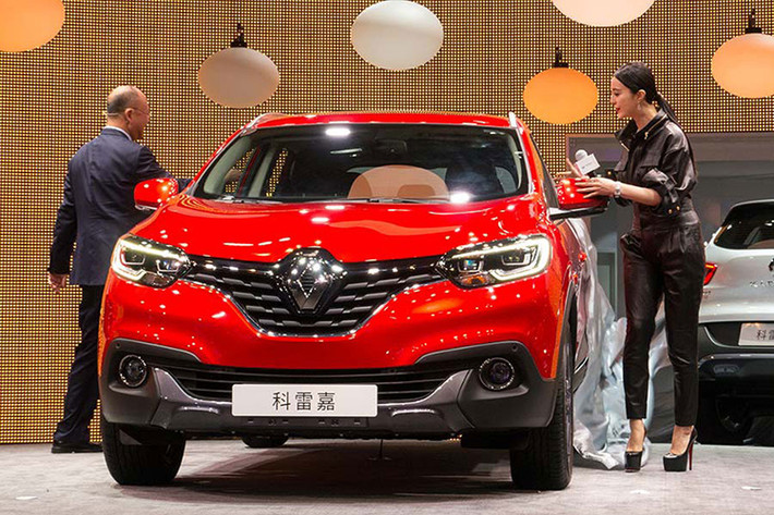 Khi tham gia sự kiện ra mắt mẫu Renault Kadjar mới trong triển lãm ôtô Quảng Châu 2015, nàng Hoa Đán nổi tiếng đã diện bộ body suit bằng da đầy cá tính.