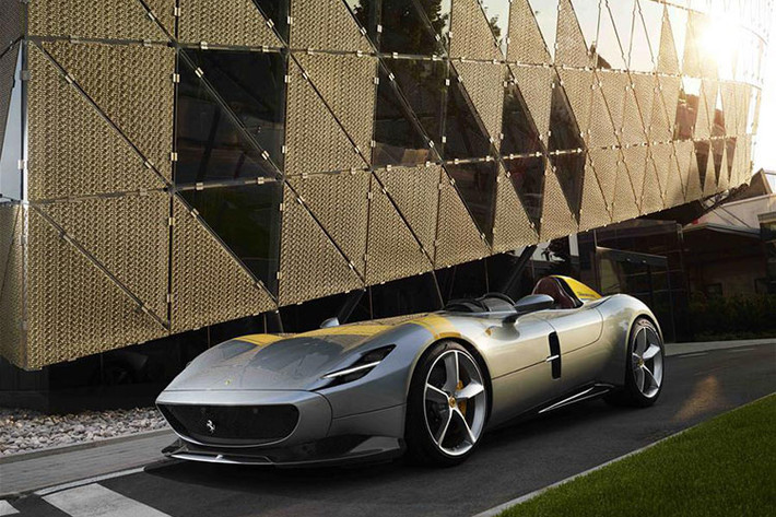 Cửa mở của Ferrari Monza SP1 sẽ đẩy về phía trước giống kiểu cửa cắt kéo, điều này giúp cho việc ra vào khoang lái của siêu xe Ferrari Monza SP1 dễ dàng hơn. Theo hãng siêu xe Ý cho biết, sẽ không có bất cứ ưu đãi nào cho ai có ý định mua 1 cặp Ferrari Monza SP1 và SP2.