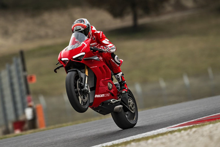 Ducati chỉ sản xuất 500 chiếc Panigale V4 R với mức giá 45.600 USD (tương đuong khoảng 1,06 tỷ đồng). Phần lớn trong số này sẽ bán cho những đội đua WSBK. Sau khi ra mắt tại sự kiện Ducati's World Premiere, mẫu siêu môtô thể thao Ducati mới này sẽ trình làng tại ECMA 2018.
