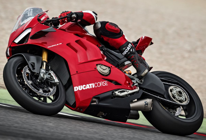 Các hệ thống hỗ trợ người lái được Ducati tích hợp đầy đủ trên xe như hệ thống chống trượt bánh Ducati Slide Control, hệ thống kiểm soát phanh động cơ Engine Braking Control, hệ thống điều khiển chống bốc đầu xe Ducati Wheelie Control, hệ thống kiểm soát độ bám đường Ducati Traction Control và hệ thống phanh ABS hỗ trợ khi vào cua của Bosch Cornering ABS EVO.