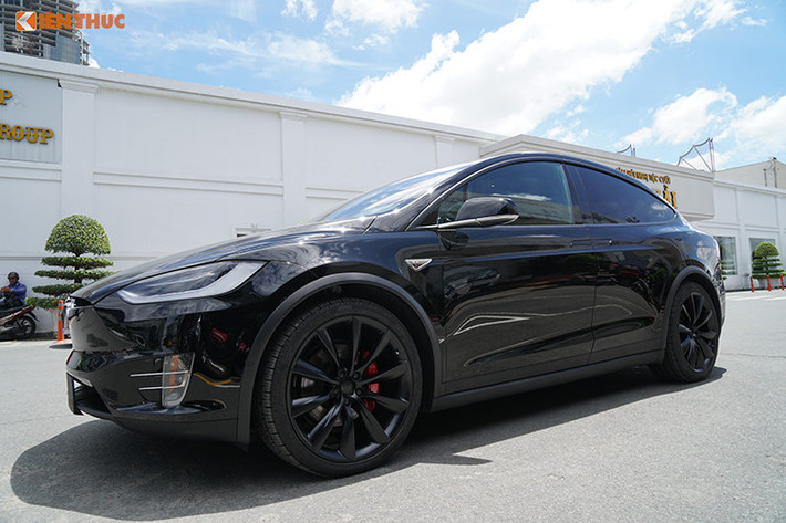 Tại Mỹ, Tesla Model X có 5 bản trang bị khác nhau là 60D, 75D, 90D, P90D và P100D. Giá bán khởi điểm của xe ở thị trường Mỹ là 74.000 USD (tương đương 1,65 tỷ đồng). Giá bán cơ bản của Model X P100D tại Mỹ là 133.300 USD. Theo giới thạo tin, mức giá khi ra biển trắng của Tesla Model X tại Việt Nam của khoảng hơn 8 tỷ đồng.