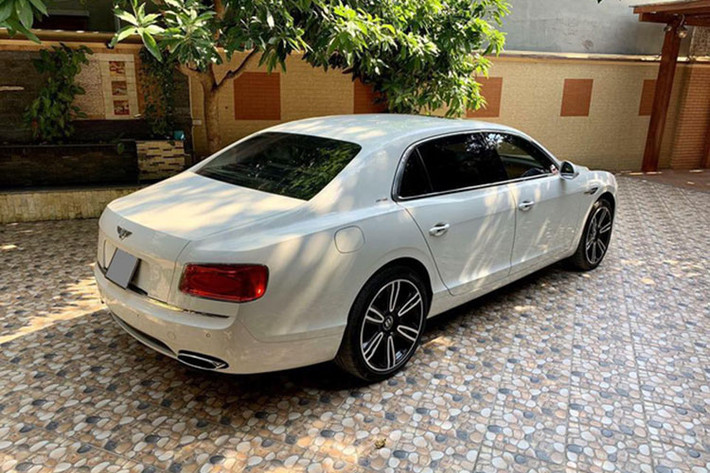 Theo công bố của nhà sản xuất, mức tiêu thụ nhiên liệu của xe khoảng 13,07 lít/100 km trong nội thị và 9,05 lít/100 km trên đường cao tốc, dung tích bình xăng lớn có thể giúp chiếc xe chạy liên tục khoảng 800 km.