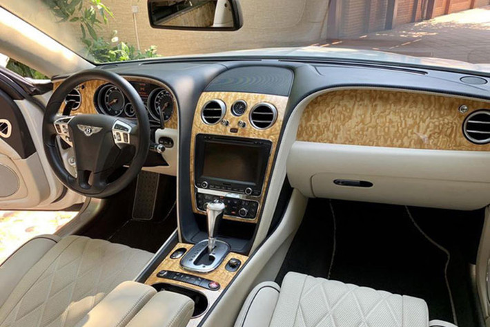 Flying Spur có kích thước tổng thể 5.299 x 1.924 x 1.488 mm, trục cơ sở dài 3.066 mm và khối lượng khô 2,475 kg, to lớn hơn rất nhiều so với chiếc S-Class của Mercedes-Benz. Cụ thể, Bentley Flying Spur dài hơn 183 mm, rộng hơn 25 mm, thấp hơn 8 mm, trục cơ sở dài hơn 31 mm.