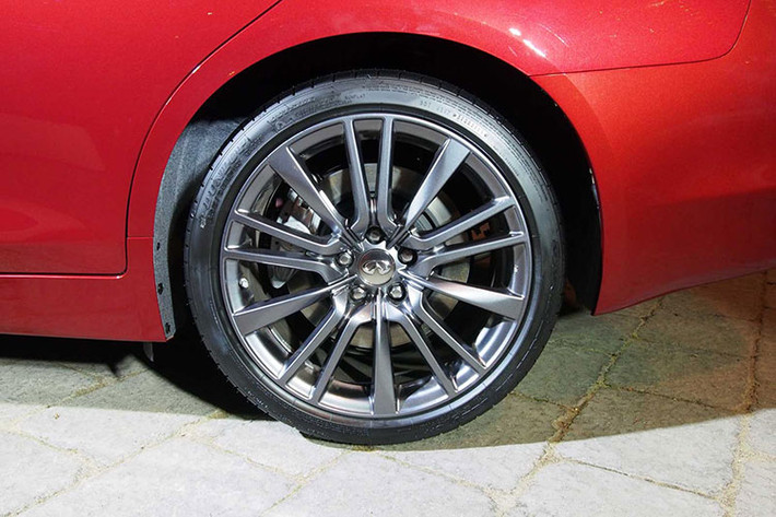 Phó chủ tịch Infiniti tại Mỹ, ông Randy Parker cho biết, "Q50 Red Sport 400 với động cơ V6 3.0 lít mới là động cơ V6 tiên tiến nhất mà Infiniti từng đưa ra thị trường mang lại cho mẫu xe này một sự cân bằng lý tưởng giữa khả năng lái cũng như hiệu suất làm việc".
