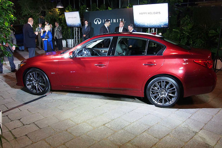 Ngoài phần động cơ, để tạo nên sự khác biệt với các phiên bản Q50 khác, Red Sport 400 sở hữu mặt trước thể thao, ống xả kép độc quyền, bánh xe hợp kim 19 inch và ký hiệu chứ "S" đỏ trên chắn bùn cùng thân xe.