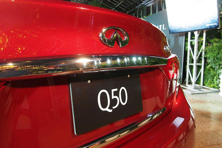 Ngoài việc là mẫu xe duy nhất trong dòng Q50 400 mã lực của Infiniti, thif thiết kế của Infiniti Q50 Red Sport 400 2016 hoàn toàn không có bất kỳ một sự khác biệt nào so với phiên bản hiện tại ngoài việc bổ xung thêm một số phụ kiện.