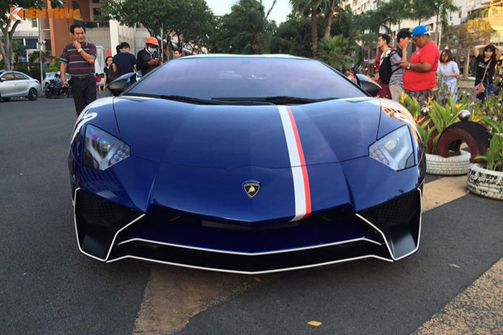 Sau khi bán đi siêu xe Lamborghini Aventador LP750-4 SV Coupe độc nhất vô nhị tại Việt Nam, trong garage của Minh Nhựa chỉ còn mỗi 1 chiếc siêu xe là "thần gió" Pagani Huayra màu cam đã ra biển số vào cuối tháng 10 vừa qua. Ngoài ra, doanh nhân 8X còn 1 chiếc Rolls-Royce Ghost biển cặp 38, 1 chiếc Range Rover.