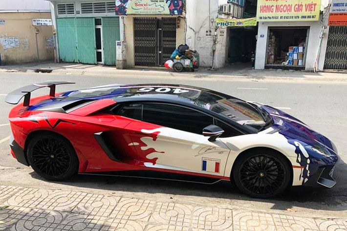 Mới đây, vào trưa ngày 15/11/2018, Minh Nhựa đã chính thức "chia tay" chiếc siêu xe cực hiếm và đắt đỏ Lamborghini Aventador LP750-4 SV. Người mua lại chiếc siêu xe độc nhất vô nhị tại Việt Nam của không phải ai xa lạ, chính là ông chủ công ty nhập khẩu tư nhân quận 5, TP HCM.