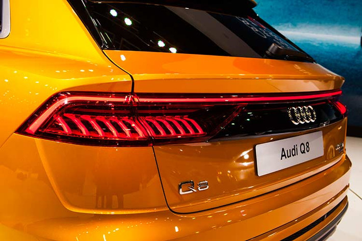 Về ngoại hình, chiếc SUV hạng sang Audi Q8 2019 tại Việt Nam gây ấn tượng mạnh với lưới tản nhiệt Singleframe thể thao, đèn pha và hậu dạng LED có thiết kế đẹp mắt. Audi còn mang đến tuỳ chọn đèn pha HD Matrix LED cho chiếc SUV hạng sang đầu bảng của mình.