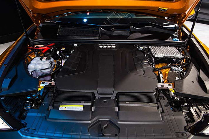 Mẫu Audi Q8 tại Việt Nam là phiên bản 50 TDI sử dụng động cơ diesel tăng áp V6, có công suất tối đa 286 mã lực và mô-men xoắn 600 Nm. Hộp số tự động 8 cấp Tiptronic kết hợp với hệ dẫn động bốn bánh Quattro. Thời gian tăng tốc 0-100 km/h là 6,3 giây, tốc độ tối đa 245 km/h.